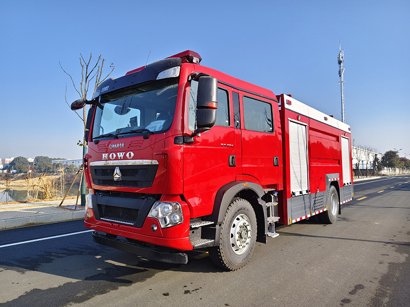 重汽豪沃8噸水罐消防車